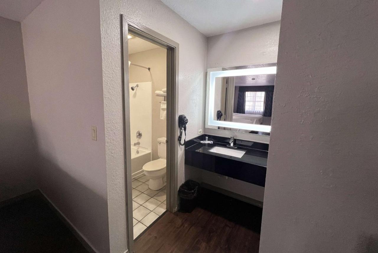 Days Inn & Suites By Wyndham - Canton First Monday Trade Days Kültér fotó